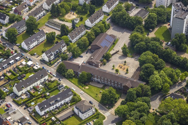 Aerial view, Erik-Nölting-Grundschule with schoolyard and roof with solar panels, Hattingen, Ruhr area, North Rhine-Westphalia, Germany, DE, Europe, aerial view, aerial photography, aerial photography, overview, bird's eye view, birds-eyes view, overview