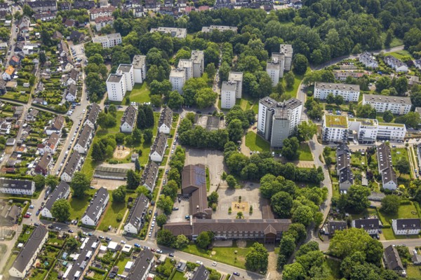 Aerial view, Erik-Nölting-Grundschule with schoolyard and roof with solar panels, triple high-rise buildings An der Hunsebeck, Hattingen, Ruhr area, North Rhine-Westphalia, Germany, DE, Europe, aerial view, aerial photography, aerial photography, overview, bird's-eye view, birds-eyes view, overview