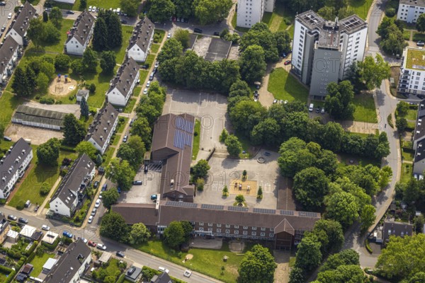 Aerial view, Erik-Nölting-Grundschule with schoolyard and roof with solar panels, 3-fold high-rise building, Hattingen, Ruhr area, North Rhine-Westphalia, Germany, DE, Europe, aerial view, aerial photography, aerial photography, overview, bird's-eye view, birds-eyes view, overview