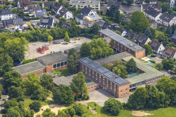 Aerial photo, Community primary school GGS Oberwinzerfeld, roof with solar panels, AWO day care centre Winz-Baak, Hattingen, Ruhr area, North Rhine-Westphalia, Germany, education, educational institution, DE, Europe, photovoltaic, primary school, kindergarten, day care centre, day nursery, day care centre, educational institute, aerial photography, aerial photography, aerial photography, photovoltaic system, school, solar, solar system, solar roof, solar energy, solar panels, solar power system, overview, bird's-eye view, overview