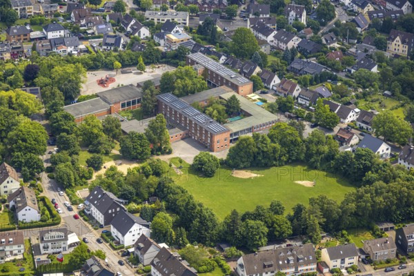 Aerial photo, Community primary school GGS Oberwinzerfeld, roof with solar panels, AWO day care centre Winz-Baak, Hattingen, Ruhr area, North Rhine-Westphalia, Germany, education, educational institution, DE, Europe, photovoltaic, primary school, kindergarten, day care centre, day nursery, day care centre, educational institute, aerial photography, aerial photography, aerial photography, photovoltaic system, school, solar, solar system, solar roof, solar energy, solar panels, solar power system, overview, bird's-eye view, overview