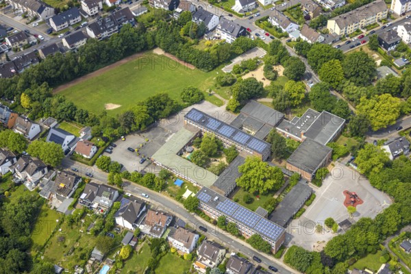 Aerial photo, Community primary school GGS Oberwinzerfeld, roof with solar panels, AWO day care centre Winz-Baak, Hattingen, Ruhr area, North Rhine-Westphalia, Germany, education, educational institution, DE, Europe, photovoltaic, primary school, kindergarten, day care centre, day nursery, day care centre, educational institute, aerial photography, aerial photography, aerial photography, photovoltaic system, school, solar, solar system, solar roof, solar energy, solar panels, solar power system, overview, bird's-eye view, overview