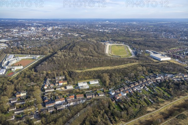 Aerial view, residential area and refugee homes on Katernberger Straße, Halde Zollverein 4/11 slag heap and trotting track, Gelsenkirchen prison on the left, distant view, Feldmark, Gelsenkirchen, Ruhr area, North Rhine-Westphalia, Germany