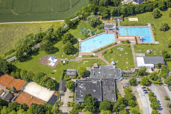 Aerial view, outdoor and indoor swimming pool HeljensBAD with sunbathing lawn, tennis facility of TC Blau-Weiß 02 Heiligenhaus e.V., Heiligenhaus, Ruhr area, North Rhine-Westphalia, Germany, bathing establishment, bathing resort, DE, Europe, outdoor pool, leisure activities, indoor pool, aerial view, aerial photography, aerial photography, swimming pool, swimming pool, sports, swimming pool, tennis, tennis facility, tennis courts, overview, bird's-eye view, overview