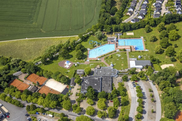 Aerial view, outdoor and indoor swimming pool HeljensBAD with sunbathing lawn, tennis facility of TC Blau-Weiß 02 Heiligenhaus e.V., Heiligenhaus, Ruhr area, North Rhine-Westphalia, Germany, bathing establishment, bathing resort, DE, Europe, outdoor pool, leisure activities, indoor pool, aerial view, aerial photography, aerial photography, swimming pool, swimming pool, sports, swimming pool, tennis, tennis facility, tennis courts, overview, bird's-eye view, overview