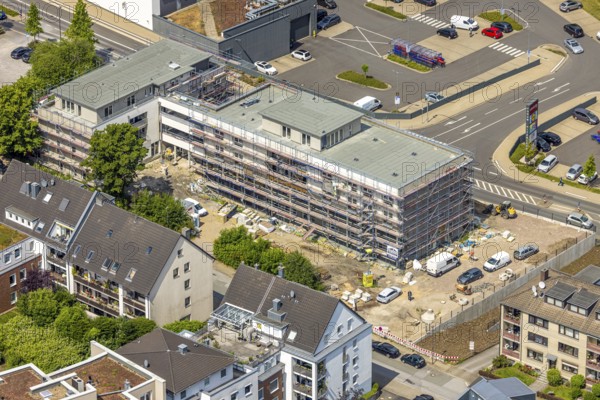 Aerial view, construction site with new building Linderfelder Karree multigenerational house with day care centre, dementia flat share and senior flats, Linderfeldstraße, Leubeck, Heiligenhaus, Ruhr area, North Rhine-Westphalia, Germany, construction work, construction area, construction site, scaffolding, building plots, construction project, construction site, DE, Europe, aerial view, aerial photography, aerial photography, new building, overview, bird's-eye view, overview