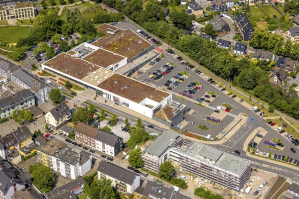 Aerial view, Forum Hitzbleck shopping centre at Hefelmann-Park, Westfalenstraße, panoramic cycle path, below construction site with new building Linderfelder Karree multi-generation house with day-care centre, dementia flat-sharing community and senior citizens' flats, Linderfeldstraße, Leubeck, Heiligenhaus, Ruhr area, North Rhine-Westphalia, Germany, construction work, construction area, building site, building plots, construction project, construction project, construction site, DE, shopping centre, shopping markets, shopping square, shopping centre, Europe, Lidl supermarket, aerial view, aerial photography, aerial photography, local supply centre, new building, overview, bird's-eye view, akzenta, birds-eyes view, overview