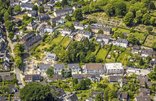 Aerial view, construction sites on Lindenstraße, residential buildings with meadows and allotments, Leubeck, Heiligenhaus, Ruhr area, North Rhine-Westphalia, Germany, construction work, construction area, building site, building plots, construction project, construction site, DE, Europe, aerial view, aerial photography, aerial photography, new building, overview, bird's-eye view, overview