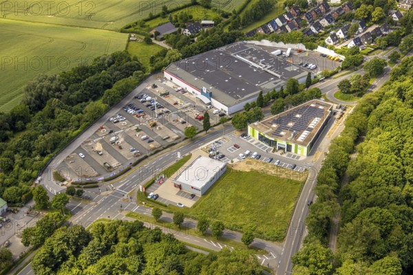 Aerial view, Kaufland supermarket with car park, new building Raiffeisen-Markt Heiligenhaus garden centre with roof solar panels, Würth Baumarkt, Hetterscheidt, Heiligenhaus, Ruhr area, North Rhine-Westphalia, Germany, DE, roof with solar panels, shopping centre, Europe, photovoltaic, aerial view, aerial photography, aerial photography, photovoltaic system, solar, solar system, solar roof, solar panels, solar power system, overview, bird's-eye view, birds-eyes view, overview