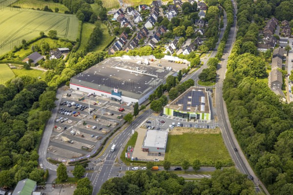 Aerial view, Kaufland supermarket with car park, new building Raiffeisen-Markt Heiligenhaus garden centre with roof solar panels, Würth Baumarkt, Hetterscheidt, Heiligenhaus, Ruhr area, North Rhine-Westphalia, Germany, DE, roof with solar panels, shopping centre, Europe, photovoltaic, aerial view, aerial photography, aerial photography, photovoltaic system, solar, solar system, solar roof, solar panels, solar power system, overview, bird's-eye view, birds-eyes view, overview