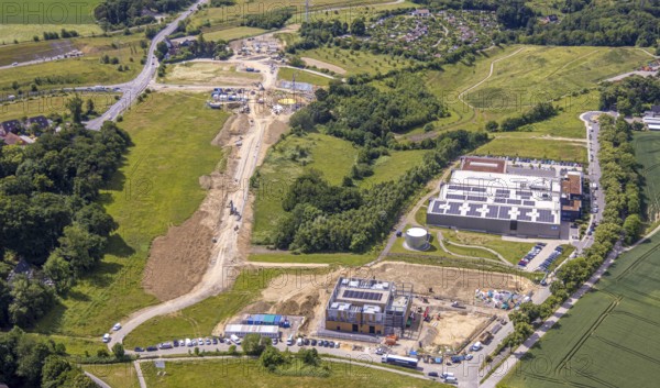 Aerial photo, construction site and new construction Innovation Park Heiligenhaus, roof with solar panels, Heiligenhaus, Ruhr area, North Rhine-Westphalia, Germany, construction work, construction area, building site, building plots, construction measure, construction project, construction site, DE, Europe, photovoltaics, commercial enterprises, commercial area, industrial estate, commercial property, commercial park, commercial site, commercial use, industrial area, industrial site, aerial view, aerial photography, aerial photography, new construction, photovoltaic plant, solar, solar plant, solar roof, solar energy, solar panels, solar power plant, overview, bird's eye view, birds-eyes view, overview