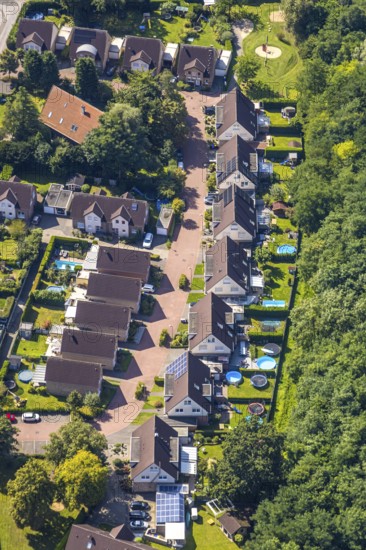 Aerial view, single-family terraced houses, housing estate Adolf-Reichwein-Straße and gardens with swimming pool, Ellinghorst, Gladbeck, Ruhr area, North Rhine-Westphalia, Germany