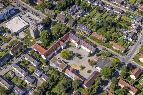 Aerial view, Südparkschule and schoolyard with tree, Brauck, Gladbeck, Ruhr area, North Rhine-Westphalia, Germany