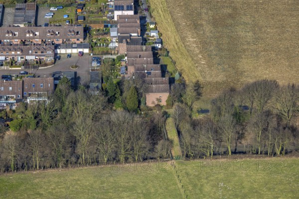 Aerial view, terraced house housing estate Hegemannsweg with green bridge over the railway line, Zweckel, Gladbeck, Ruhr area, North Rhine-Westphalia, Germany