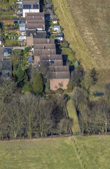 Aerial view, terraced house housing estate Hegemannsweg with green bridge over the railway line, Zweckel, Gladbeck, Ruhr area, North Rhine-Westphalia, Germany