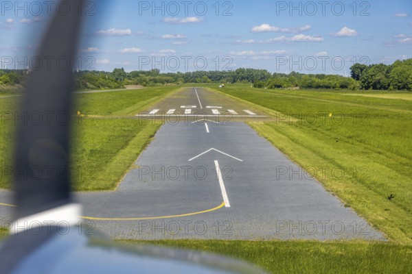 Aerial view, Hamm-Lippewiesen airfield, runway and landing strip, Heessen district, Hamm, Ruhr area, North Rhine-Westphalia, Germany