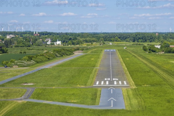 Aerial view, Hamm-Lippewiesen airfield, runway and landing strip, Heessen district, Hamm, Ruhr area, North Rhine-Westphalia, Germany