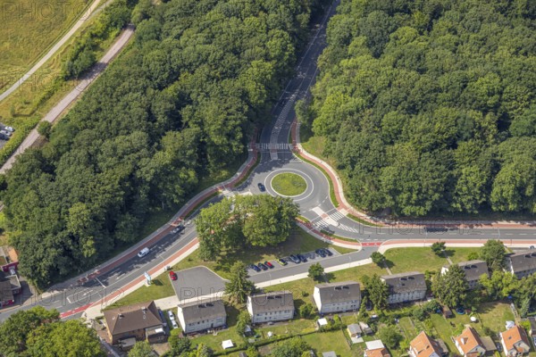 Aerial view, roundabout and cycle paths Hammerstraße and Bülowstraße with wooded area and car park, Bockum-Hövel, Hamm, Ruhr area, North Rhine-Westphalia, Germany