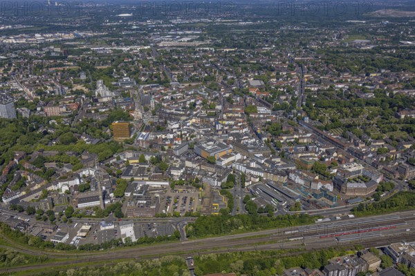 Aerial view, city centre Gelsenkirchen, main station railway tracks, Bahnhofstraße and Ringstraße, pedestrian zone, Neustadt, Gelsenkirchen, Ruhr area, North Rhine-Westphalia, Germany