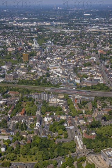 Aerial view, city centre Gelsenkirchen, main station railway tracks, Bahnhofstraße pedestrian zone and Ringstraße, Bochumer Straße and justice centre, Neustadt, Gelsenkirchen, Ruhr area, North Rhine-Westphalia, Germany