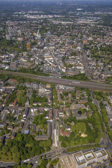Aerial view, city centre Gelsenkirchen, main station railway tracks, Bahnhofstraße pedestrian zone and Ringstraße, Bochumer Straße and justice centre, Neustadt, Gelsenkirchen, Ruhr area, North Rhine-Westphalia, Germany