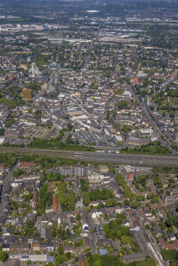Aerial view, city centre Gelsenkirchen, main station railway tracks, Bahnhofstraße and Ringstraße, pedestrian zone, Bochumer Straße, Neustadt, Gelsenkirchen, Ruhr area, North Rhine-Westphalia, Germany