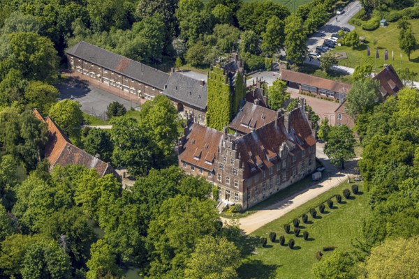Aerial photo, storks and their nests on the roof of Heessen Castle, stork droppings on the roof, Uentrop, Hamm, Ruhr area, North Rhine-Westphalia, Germany