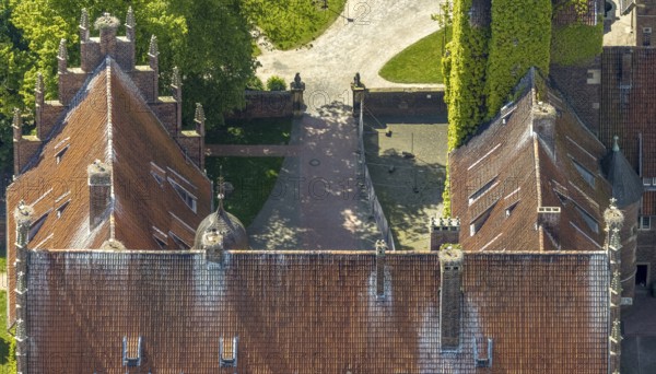 Aerial photo, storks and their nests on the roof of Heessen Castle, stork droppings on the roof, Uentrop, Hamm, Ruhr area, North Rhine-Westphalia, Germany