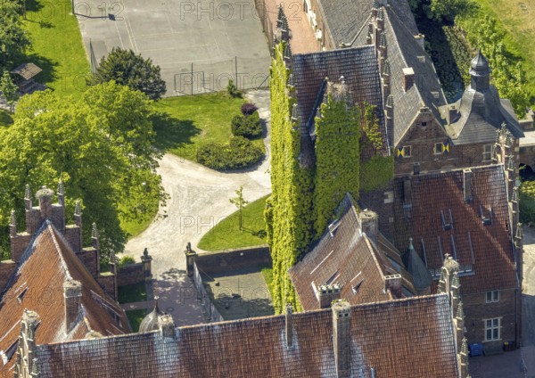Aerial photo, storks and their nests on the roof of Heessen Castle, stork droppings on the roof, Uentrop, Hamm, Ruhr area, North Rhine-Westphalia, Germany