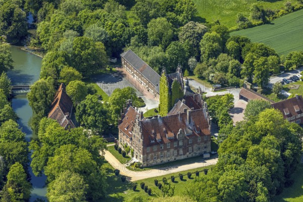Aerial photo, storks and their nests on the roof of Heessen Castle, stork droppings on the roof, Uentrop, Hamm, Ruhr area, North Rhine-Westphalia, Germany