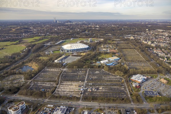 Aerial view, Bundesliga stadium Veltins-Arena of FC Schalke 04, also Arena AufSchalke football stadium, Berger Feld with training grounds, hotel facilities and Emscher-Lippe-Halle with sports paradise leisure pool with air dome, below Apollo Cinemas Multiplex KIno, top right Adenauer Allee 102 Refugee accommodation, Erle, Gelsenkirchen, Ruhr area, North Rhine-Westphalia, Germany