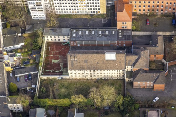 Aerial view, Munckelstraße, former Gelsenkirchen prison and sports field with weathered roofing, historic city centre, Gelsenkirchen, Ruhr area, North Rhine-Westphalia, Germany