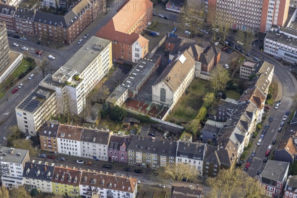 Aerial view, Munckelstraße, former Gelsenkirchen prison and sports field with weathered roofing, historic city centre, Gelsenkirchen, Ruhr area, North Rhine-Westphalia, Germany