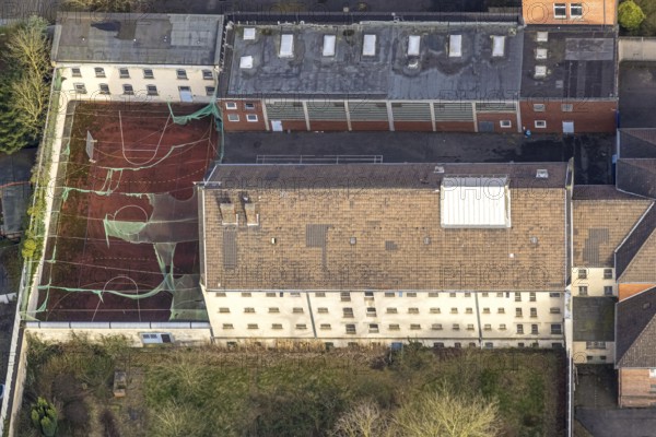 Aerial view, Munckelstraße, former Gelsenkirchen prison and sports field with weathered roofing, historic city centre, Gelsenkirchen, Ruhr area, North Rhine-Westphalia, Germany