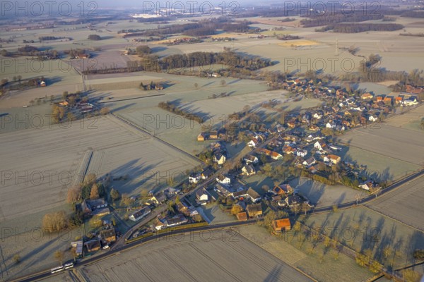 Aerial view, residential area, view of the district of Illingen surrounded by meadows and fields, Illingen, city limits of Hamm, Welver, Ruhr area, North Rhine-Westphalia, Germany