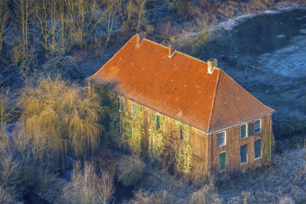 Aerial view, Haus Hohenover, historical landmark with plant growth on the house wall and red roof tiles, castle and manor on the river Ahse wetland between Norddinker and Süddinker, Uentrop, Hamm, Ruhr area, North Rhine-Westphalia, Germany