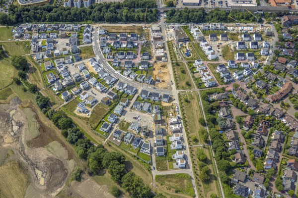 Aerial view, Duisburg-Süd, residential area Angerbogen, Am Alten Angerbach, semi-circular new housing estate, commercial area Xella International GmbH and Edeka E-Center Angerbogen, roofed railway station Angerbogen, behind the Rahmer See, Huckingen, Duisburg, Ruhr area, North Rhine-Westphalia, Germany, Ruh