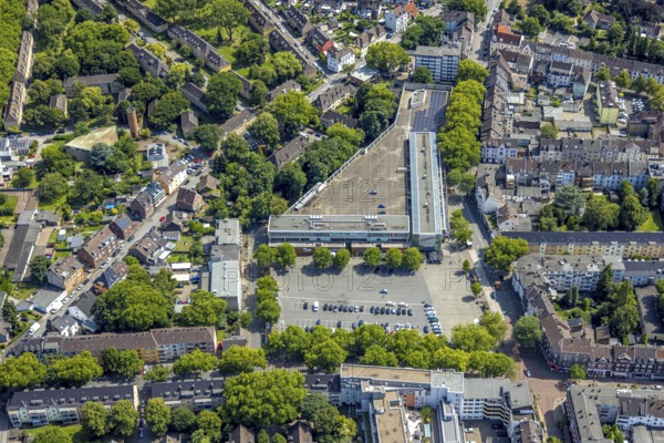 Aerial view, Marktforum shopping centre and Hochemmerich market, parking spaces on the roof, Hochemmerich, Duisburg, Ruhr area, North Rhine-Westphalia, Germany, DE, shopping centre, shopping markets, shopping square, shopping centre, Europe, aerial view, aerial photography, aerial photography, local supply centre, shopping centre, overview, bird's-eye view, overview