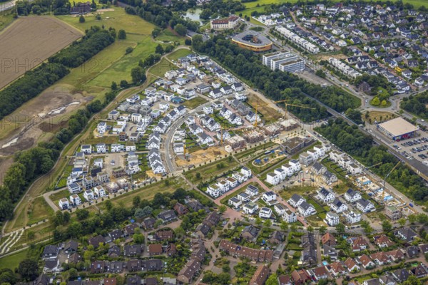 Aerial view, Duisburg-Süd, residential area Angerbogen, Am Alten Angerbach, semi-circular new housing estate, commercial area Xella International GmbH and Edeka E-Center Angerbogen, roofed railway station Angerbogen, behind the Rahmer See, Huckingen, Duisburg, Ruhr area, North Rhine-Westphalia, Germany