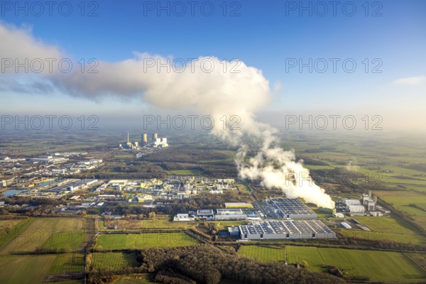 Aerial view, Trianel Gaskraftwerk Hamm GmbH with smoke clouds, behind the RWE power plant Westfalen, blue sky with distant view, Uentrop, Hamm, Ruhr area, North Rhine-Westphalia, Germany