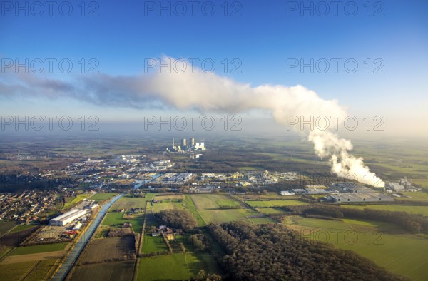 Aerial view, Trianel Gaskraftwerk Hamm GmbH with smoke clouds, behind the RWE power plant Westfalen, blue sky with distant view, Uentrop, Hamm, Ruhr area, North Rhine-Westphalia, Germany
