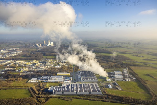 Aerial view, Trianel Gaskraftwerk Hamm GmbH with smoke clouds, behind the RWE power plant Westfalen, blue sky with distant view, Uentrop, Hamm, Ruhr area, North Rhine-Westphalia, Germany