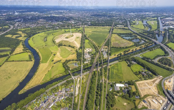 Aerial view, Ruhrbogen with energy park Styrumer Ruhrbogen wind turbine and large Ruhr island, shipping canal and Raffelberg hydroelectric power station, bridge landscape Ruhraue railway tracks and A40 motorway Kaiserberg junction, traces in the landscape, Duissern, Duisburg, Ruhr area, North Rhine-Westphalia, Germany