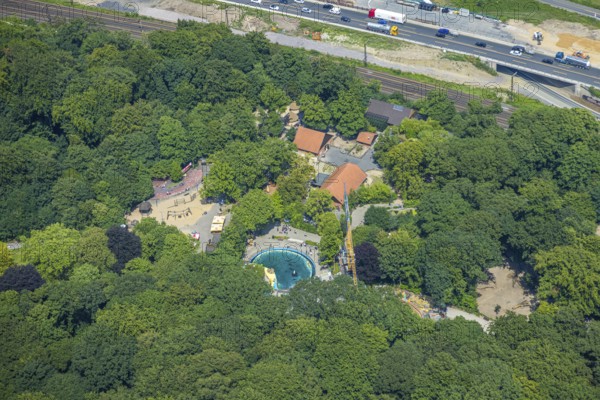 Aerial view, Duisburg Zoo, sea lion enclosure and construction site with modernisation and extension, construction crane, playground, Duissern, Duisburg, Ruhr area, North Rhine-Westphalia, Germany
