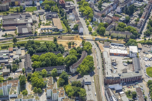 Aerial view, construction site at Dellviertel and new construction of a bridge over Heerstraße, Platanenhof and GGS Friedenstraße primary school and behind it the old fire station Hochfeld, Hochfeld, Duisburg, Ruhr area, North Rhine-Westphalia, Germany
