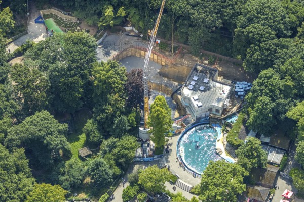 Aerial view, Duisburg Zoo, sea lion enclosure and construction site with modernisation and extension, construction crane, playground, Duissern, Duisburg, Ruhr area, North Rhine-Westphalia, Germany