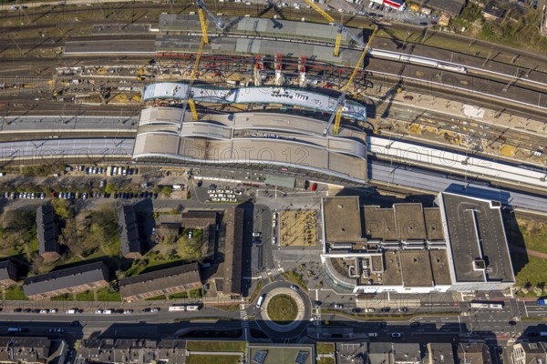 Aerial view, main station Hbf major construction site with new track hall and station forecourt east, construction work on station roof (Die Welle), Dellviertel, Duisburg, Ruhr area, North Rhine-Westphalia, Germany