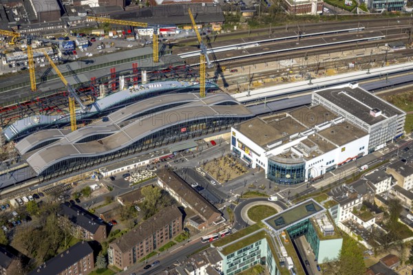 Aerial view, main station Hbf major construction site with new track hall and station forecourt east, construction work on station roof (Die Welle), Dellviertel, Duisburg, Ruhr area, North Rhine-Westphalia, Germany
