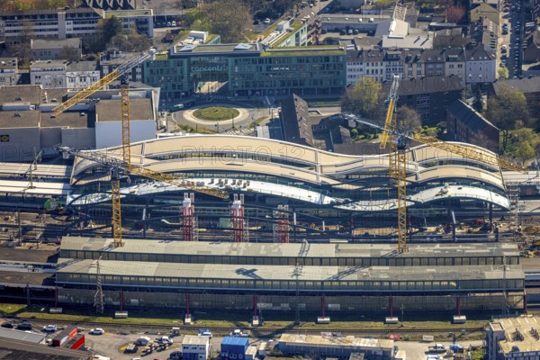 Aerial view, main station Hbf major construction site with new track hall and station forecourt east, construction work on station roof (Die Welle), Dellviertel, Duisburg, Ruhr area, North Rhine-Westphalia, Germany
