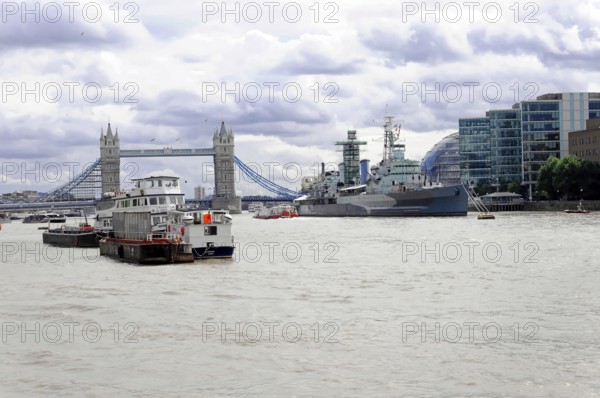 Tower Bridge, Thames, London, England, Great Britain, Boats on the Thames with a view of Tower Bridge and city buildings, London, England, Great Britain